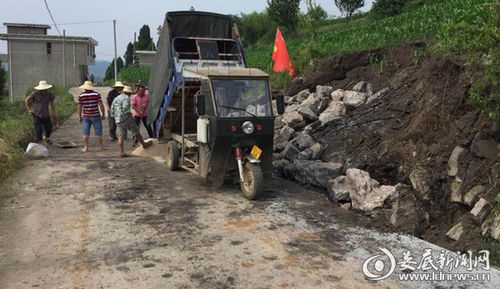 党员干部在乡村道路维修现场指导工作