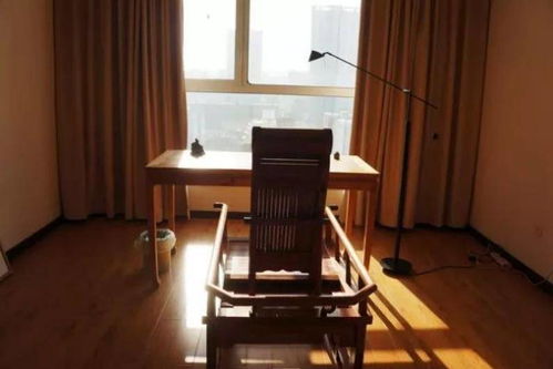 莫言在书房写作的照片