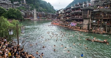 凤凰古城端午节期间游客络绎不绝参与各类民俗活动