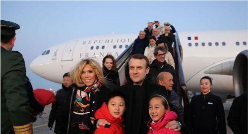 马克龙夫妇机场合影