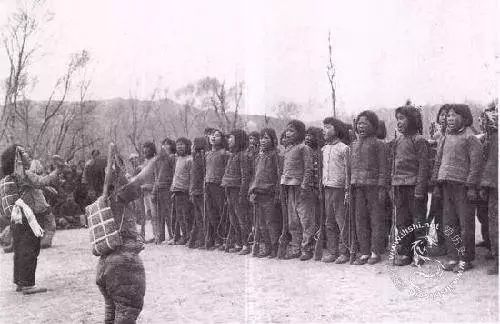 抗战时期儿童团成员在训练