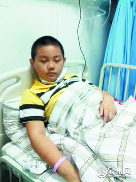 小男孩躺在病床上接受治疗