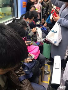 地铁上一位母亲抱着孩子