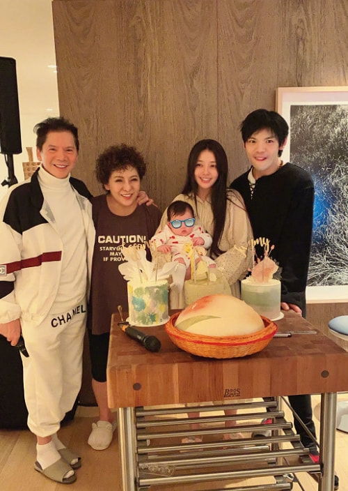 向佐六一晒女儿，网友：幸好颜值随妈！郭碧婷基因太强大