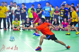 抢鸭子活动现场选手奋力扑向水面抓鸭子