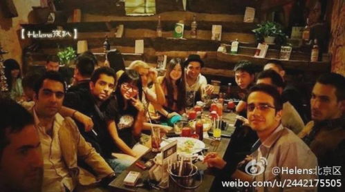 年轻人聚餐场景