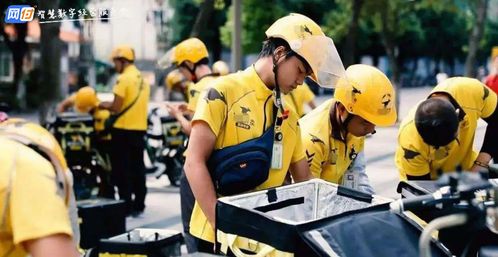 骑手身穿不当字样服装送餐