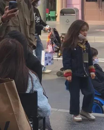 李小璐与霍思燕带娃出游