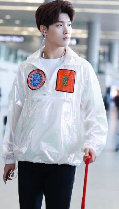 周深让你穿雨衣，没让你穿这款！网友：这也太潮了吧？