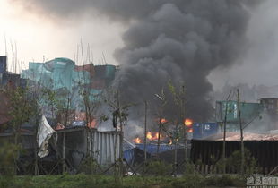 爆炸发生时浓烟滚滚的现场