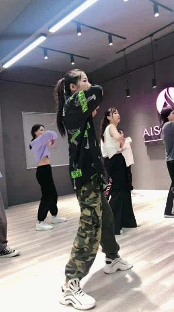 女老师台下领舞表情生动可爱，网友：这才是青春的模样！