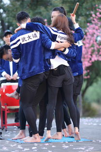 苏炳添与队友一起划龙舟训练