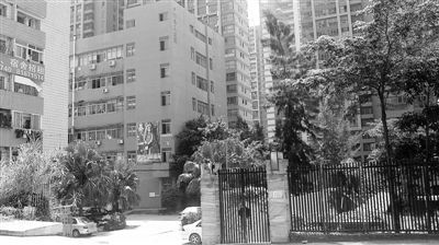 化工厂与居民区相邻的实景图