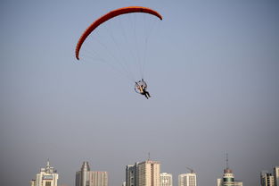 滑翔伞爱好者在空中翱翔