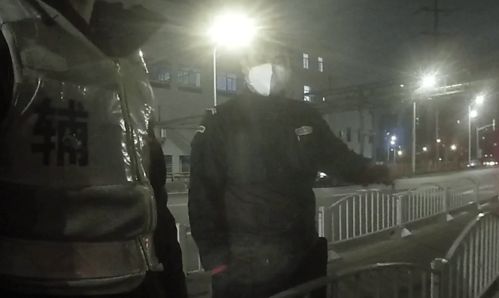 一位老人与陌生人在家门口交谈