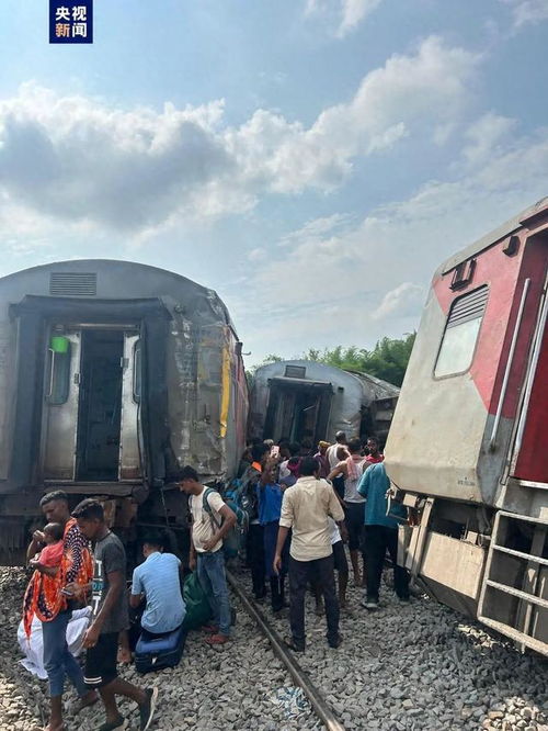 印度列车脱轨相撞事故现场