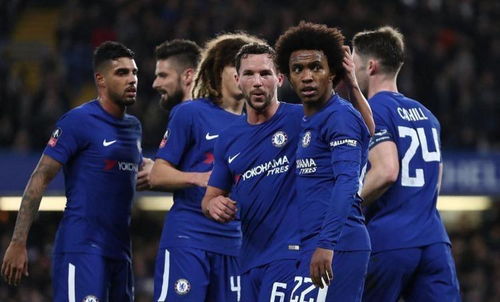 巴黎球员举起欧冠奖杯