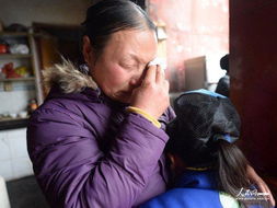 母女相拥而泣温馨画面