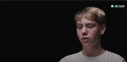 一个年轻人坐在空荡荡的房间里发呆