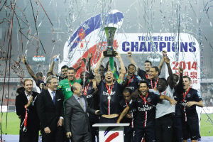 巴黎全队举起欧冠奖杯