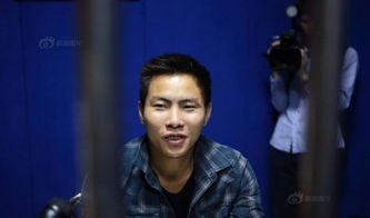 FS面对镜头微笑接受采访