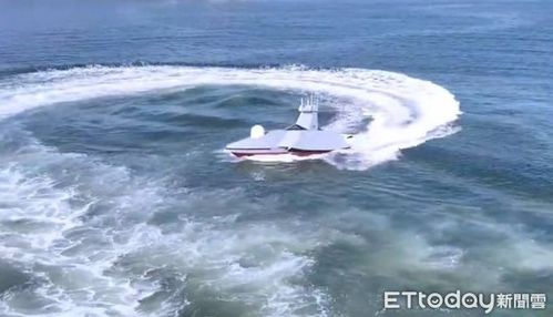 无人艇在海上航行