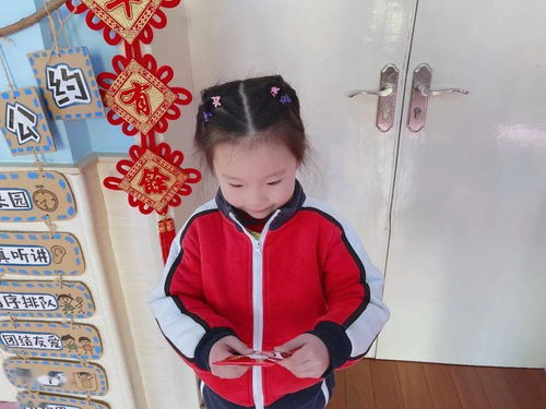 小朋友开心地拆零食礼物