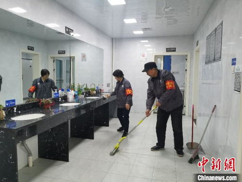 户外工作者喝水休息的场景