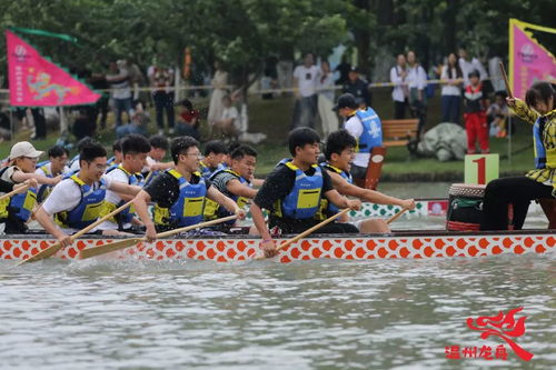 年轻人参与抬龙舟