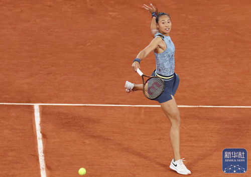 郑钦文在法网赛场回球