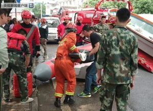 龙舟赛惊现卡点翻船！刚过线就侧翻，网友：碰碰船现场