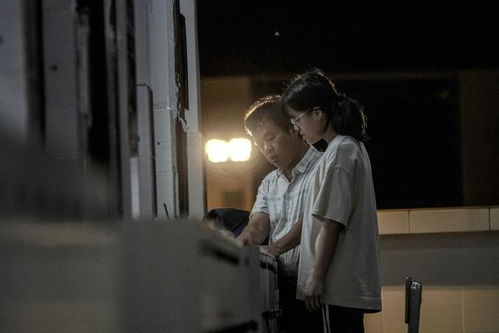 一名高中生正在教室认真复习备考