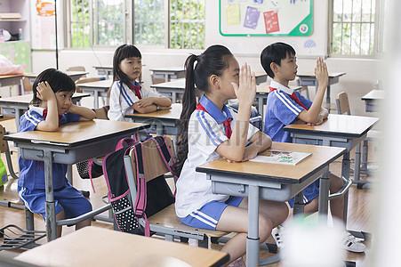 儿童在校上课照片