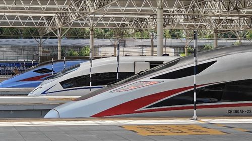 龙舟与高铁同框竞速画面