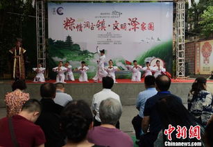 游客在古镇体验包粽子活动