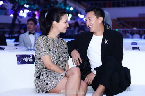 卢靖姗韩庚抱着女儿微笑