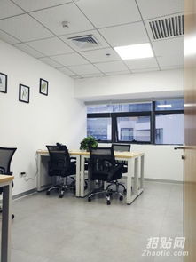 金融从业者在办公室工作的场景