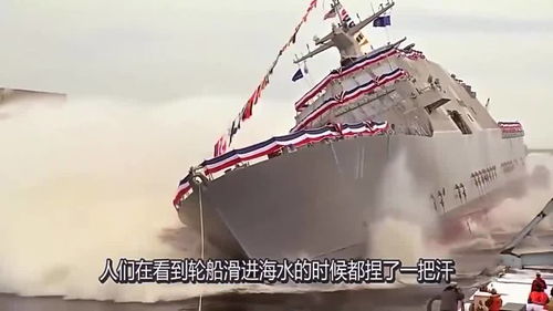 人们在水中大笑翻船的场景