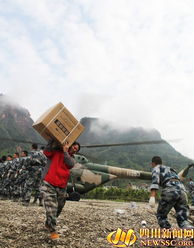 志愿者搬运救灾物资