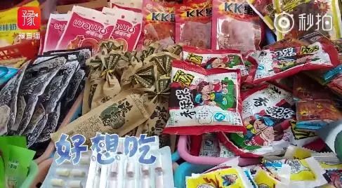 童年经典零食合集摆拍图