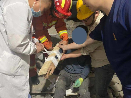 迪士尼园区内两名男子扭打场景