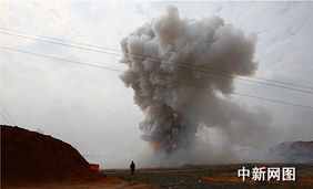 老人在空地上捡拾烟花残骸