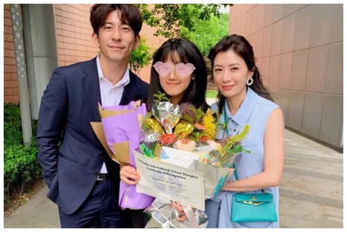 年轻人阅读核聚变书籍