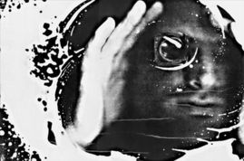 面具人站在黑暗中凝视远方