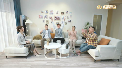 一家人在门口与调查员合影