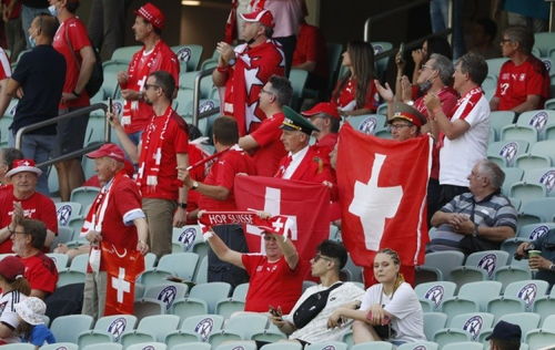 苏超10元门票被炒到500元，黄牛乱象何时休？