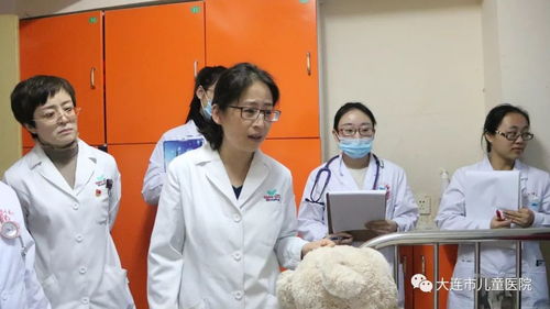 医护人员在病房内查房