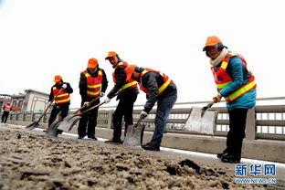 公路养护工人正在清理积雪