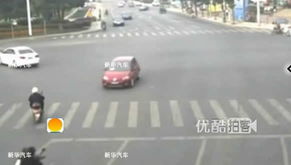 电动车掉入水沟瞬间抓拍