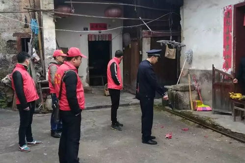 志愿者向村民讲解烟花爆竹安全知识